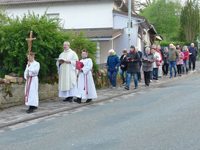 Markusprozession zum Kreuz an der Netzer Straße (© Karl-Franz Thiede)